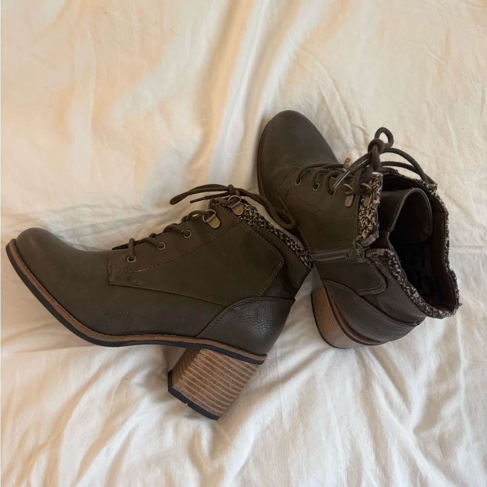 White Mountain Brown Lace Up Boots